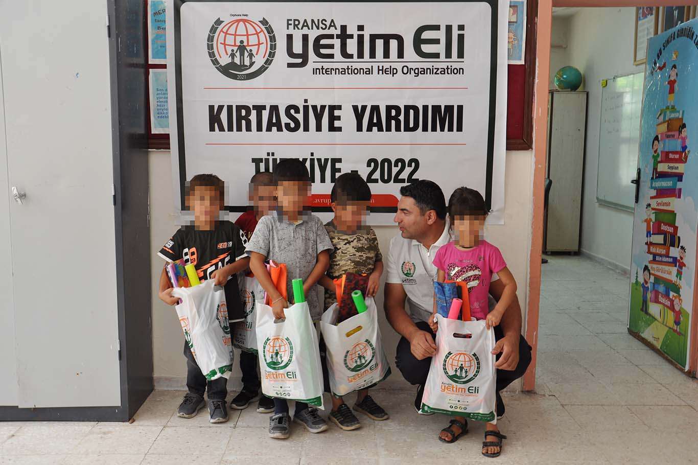 Fransa Êtîm Elî li Êlihê ji xwendekarên mihtac re alîkarîya qirtasîyê kir