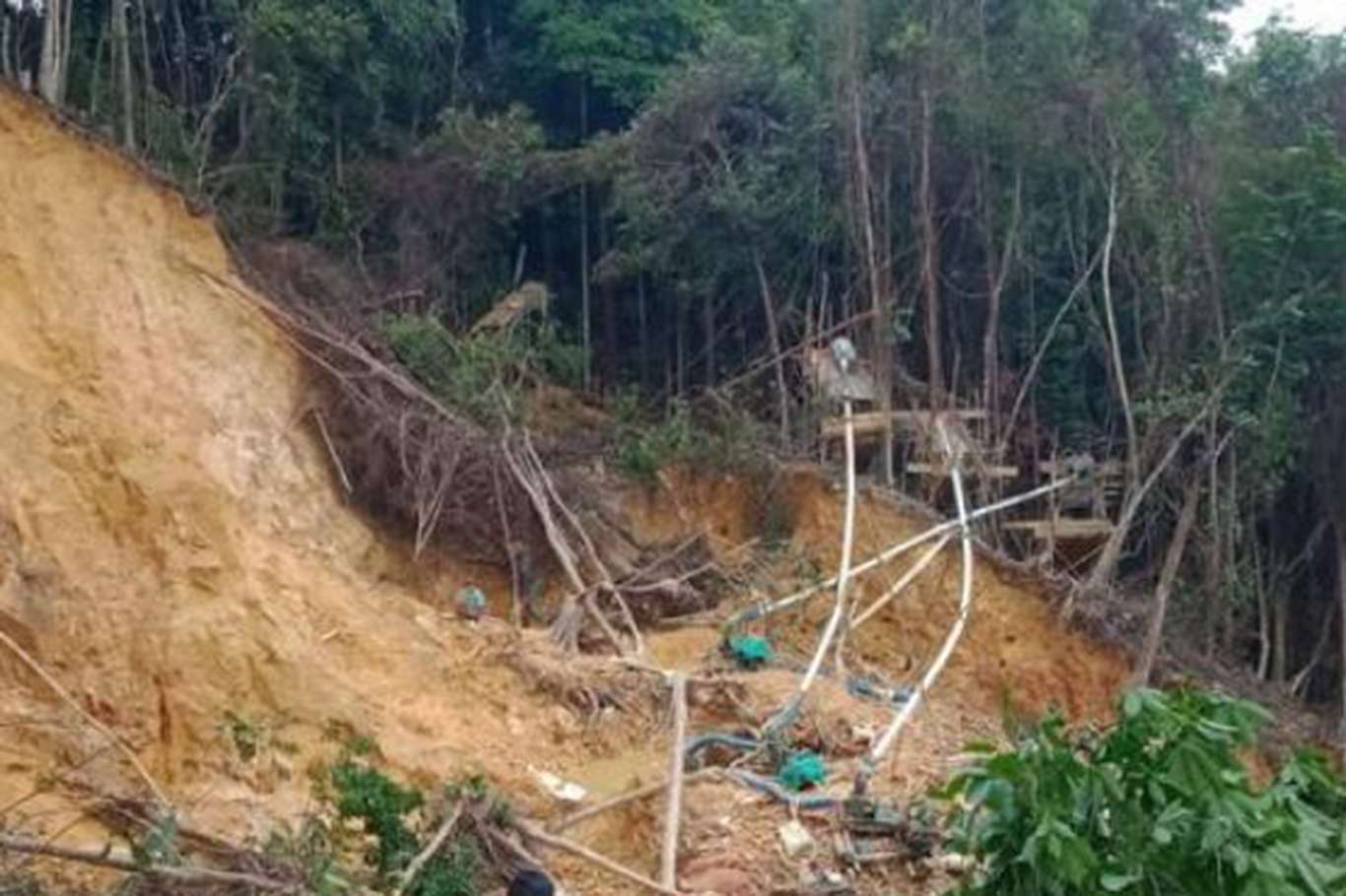 Li Endonezyayê 20 karker di bin axê de man