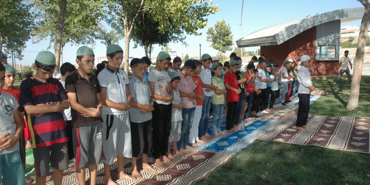 Çınarlı minik yürekler namazı öğrenme sevinci ile yürüdü