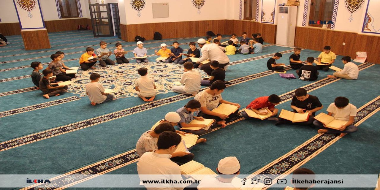 Öğrenciler Kur’an-ı Kerim ve dini bilgiler dışında okul ödevlerini de camide yapıyor