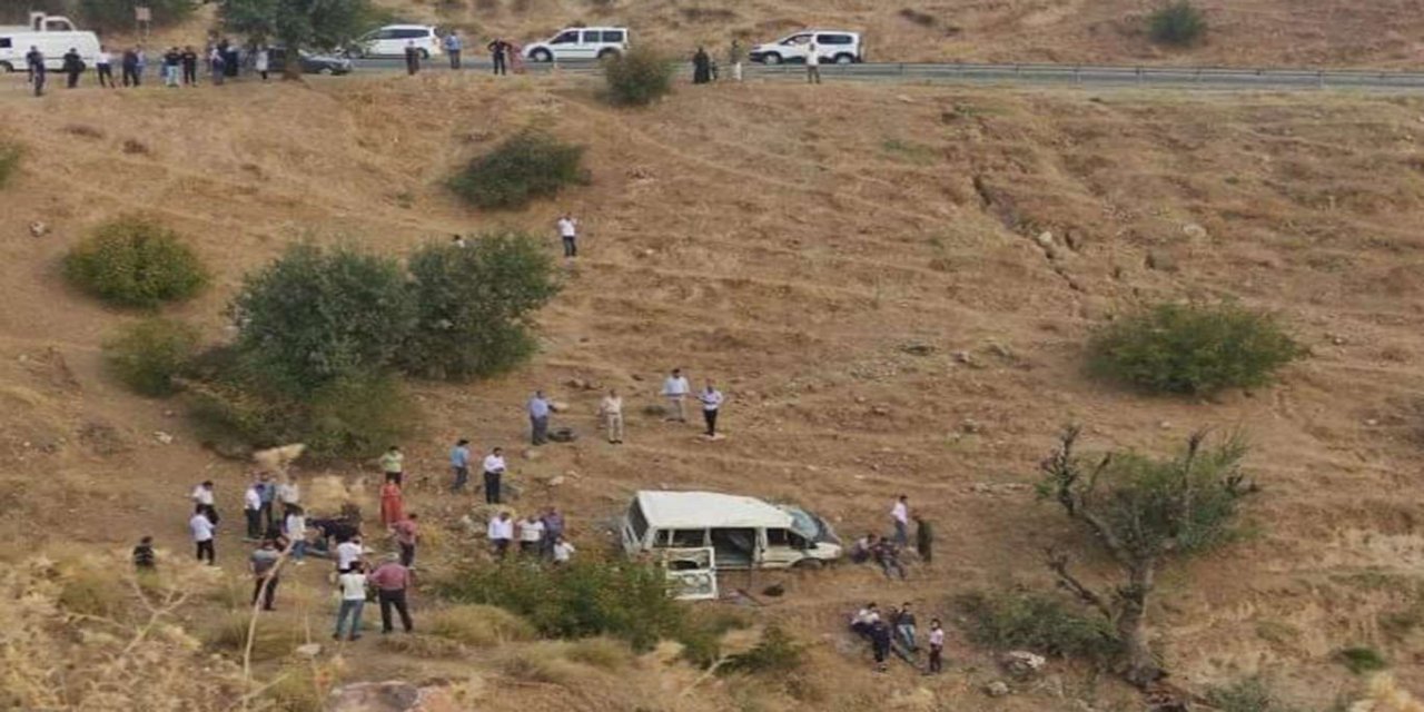 Li Êlihê mînîbûs li kendalê gêr bû: 6 birîndar