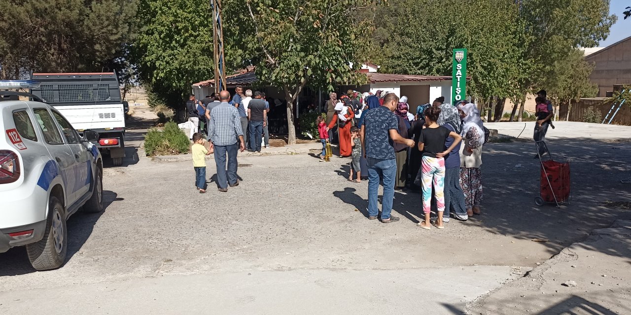 Çınar'da TMO önünde ucuz yağ kuyruğu