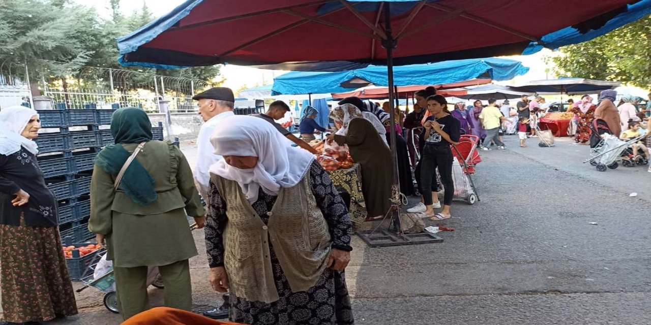 Diyarbakır'da semt pazarları KPSS için yerleri deriştirildi