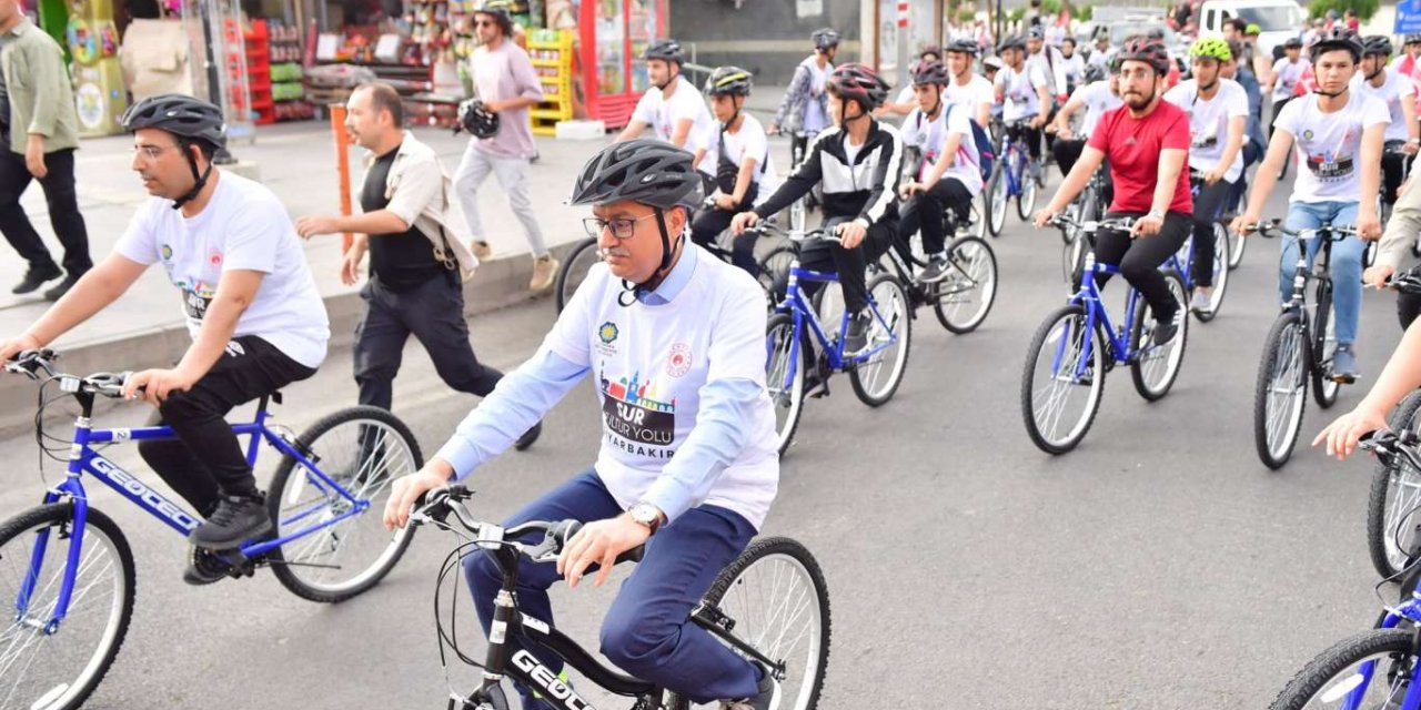 Diyarbakır'da binlerce genç "Yeni Şehirden Kadim Şehre" pedal çevirdi