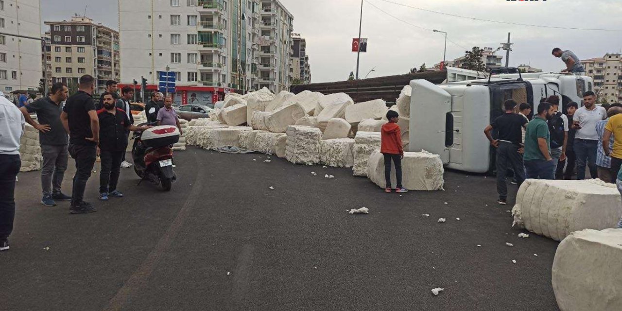 Diyarbakır'da pamuk yüklü tır devrildi