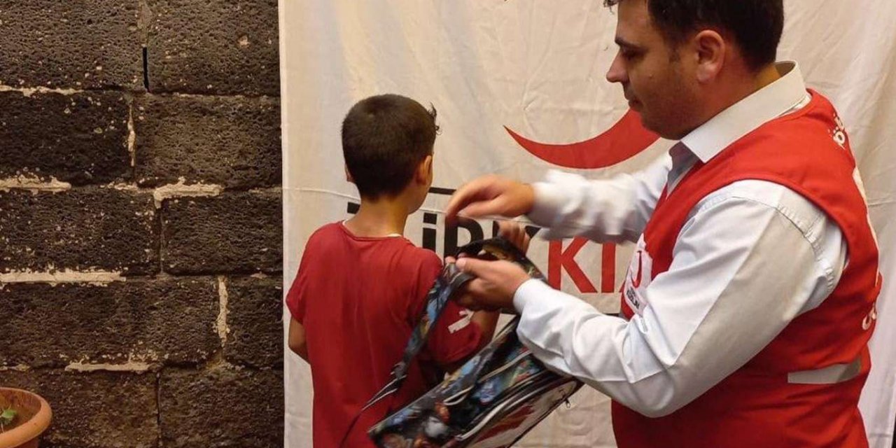 Kızılay'dan yetim ve ihtiyaç sahibi öğrencilere kırtasiye yardımı