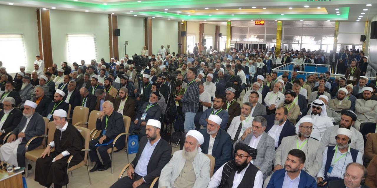 Alimler: Alimlerin ve davetçilerin öncelikli görevi İslam'ı insanlara götürmektir