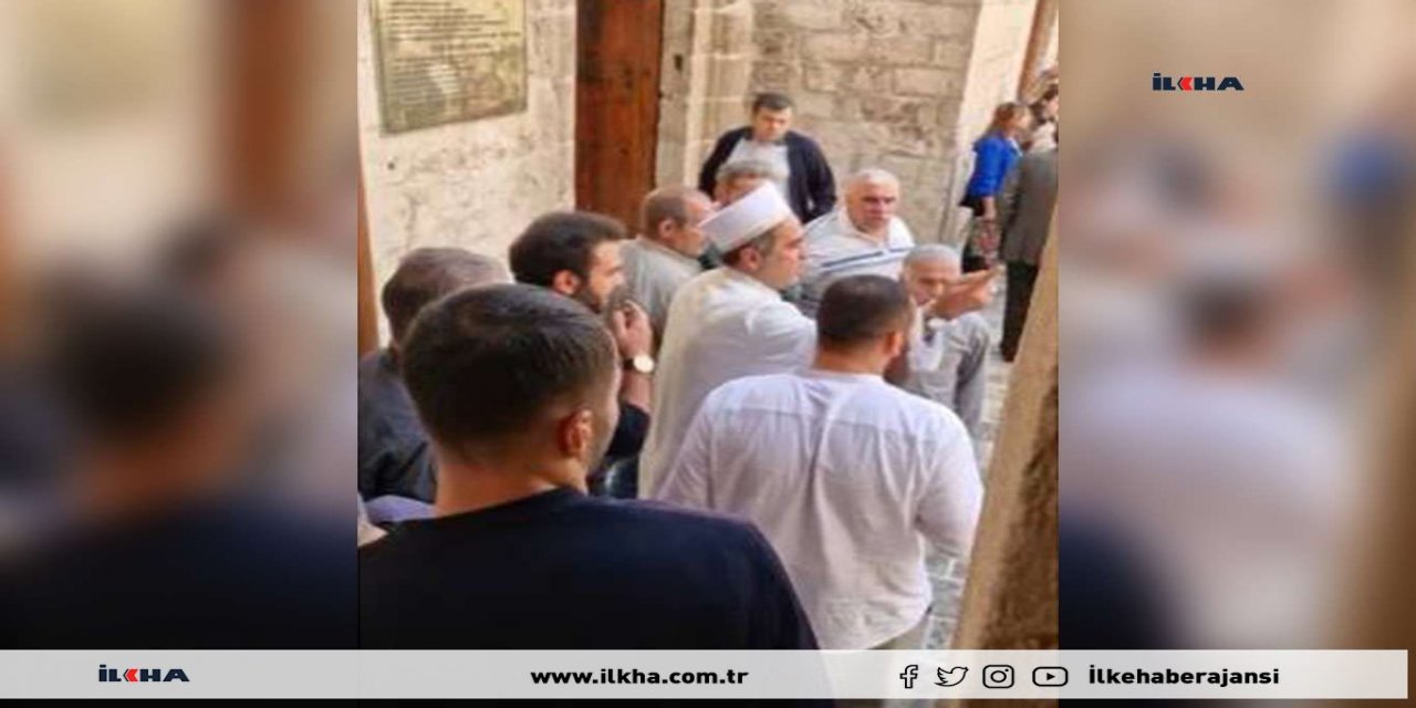 İbadet eden cami cemaatine saygısızlık