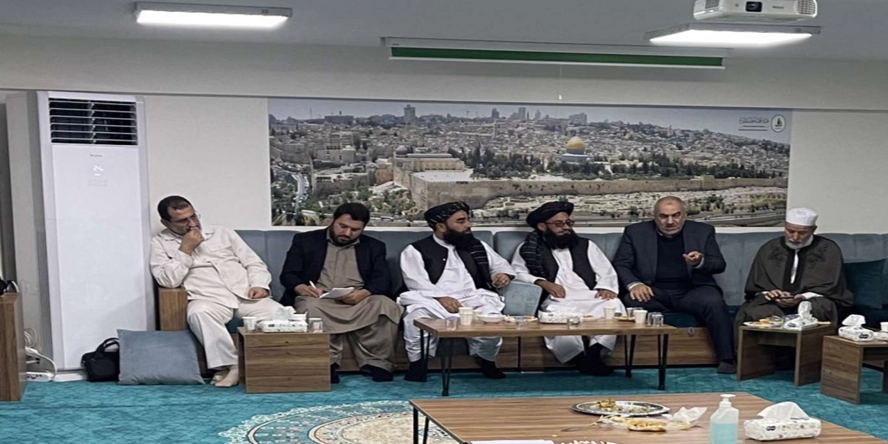 Zebîullah Mucahîd li Stenbolê bi alimên Îslamê re hat ba hev