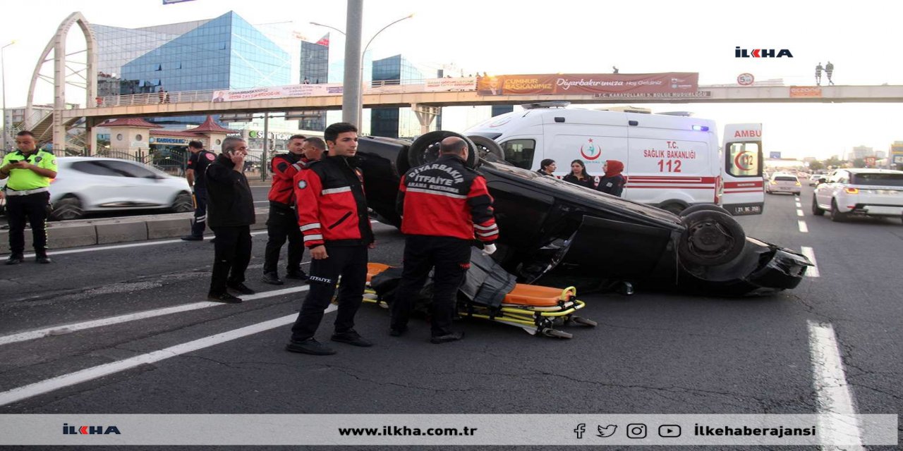 Diyarbakır'da virajı alamayan aracın şoförü vefat etti