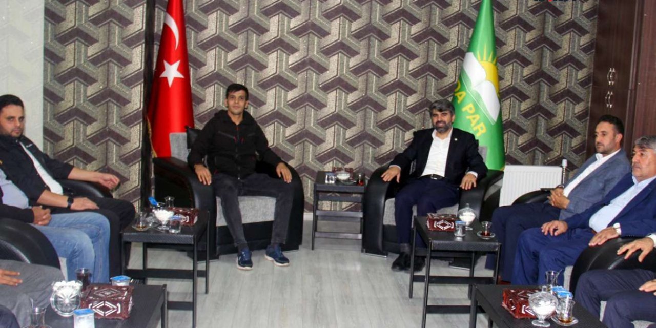 TOKİ hak sahiplerinden HÜDA PAR Diyarbakır İl Başkanı Faruk Dinç'e teşekkür ziyareti