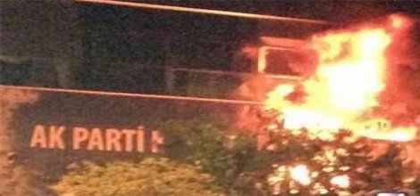 AK Parti ilçe binası yakıldı