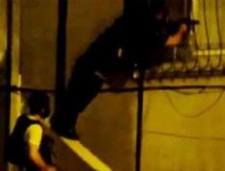 Evin içine polis gaz atıyor!