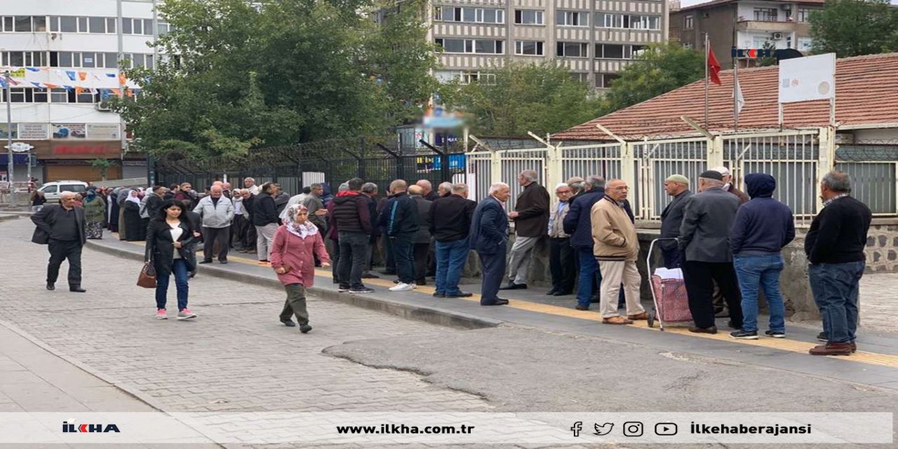 Diyarbakır'da TMO önünde indirim kuyruğu