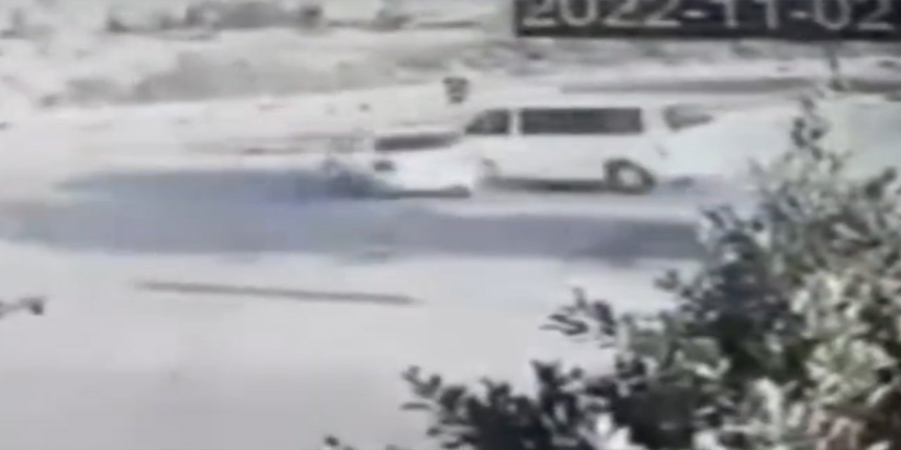 Öğrenci servisi ile otomobil çarpıştı: 7 yaralı