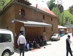 İmam cemaat için gölgelik yaptı