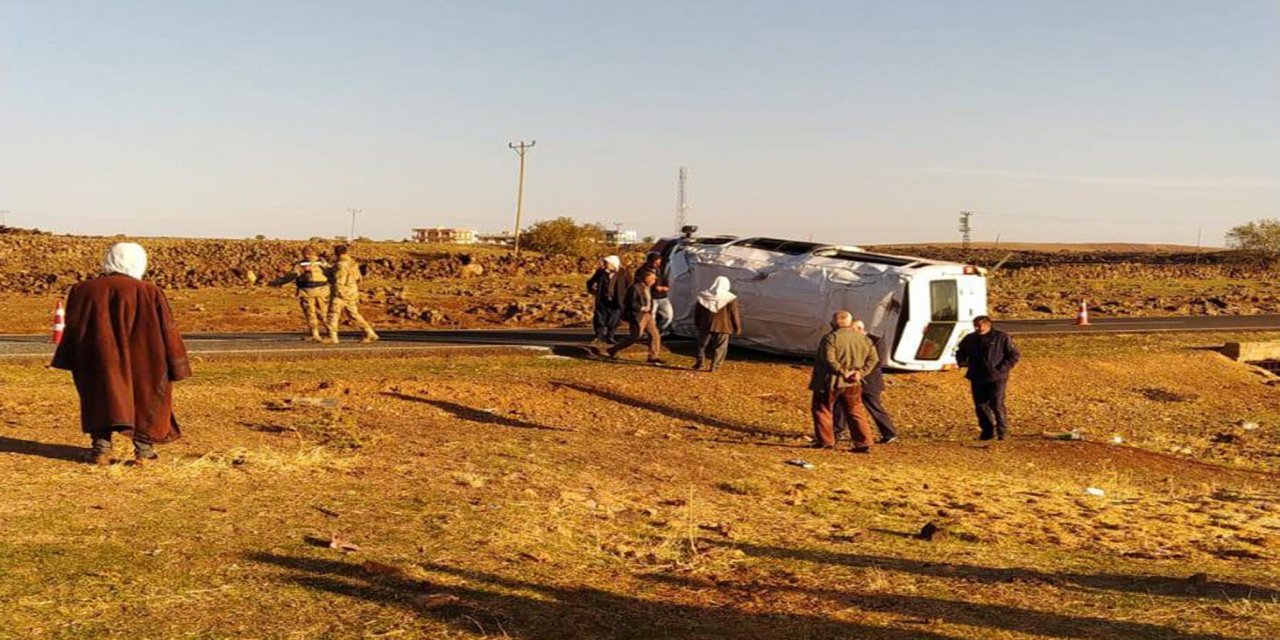 Li navçeya Çinara Dîyarbekirê mînîbûsa ku karker tê de bûn qeza kir: 4 birîndar