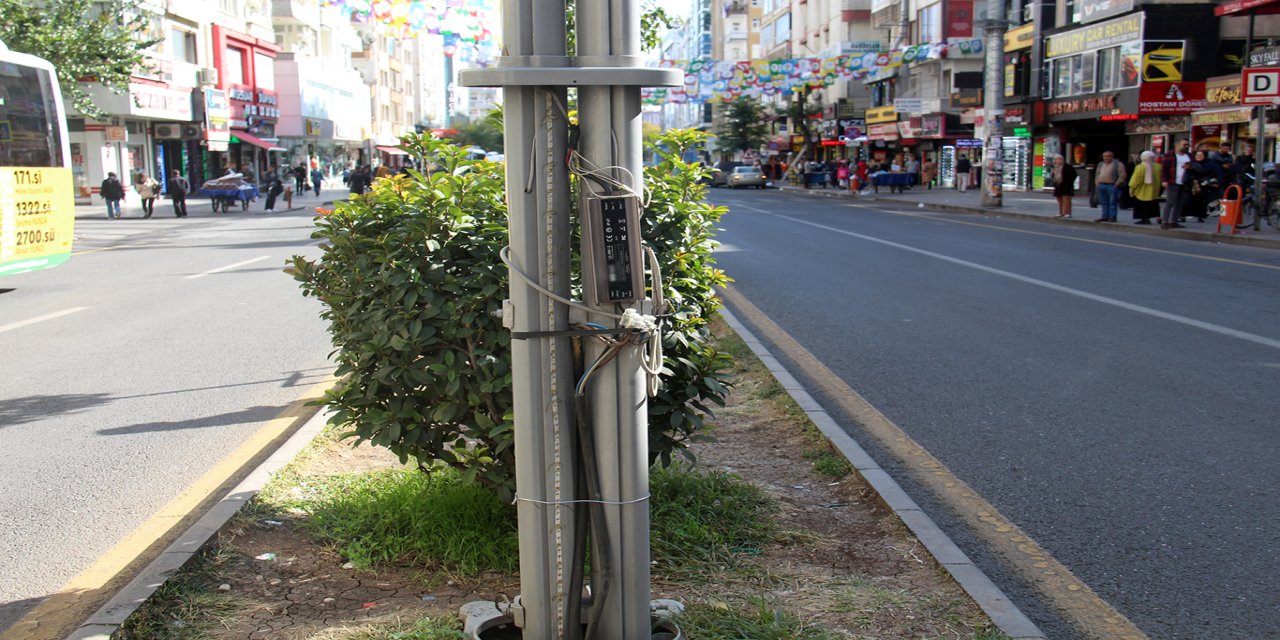 Diyarbakır’da kapaksız aydınlatma direkleri tehlike oluşturuyor