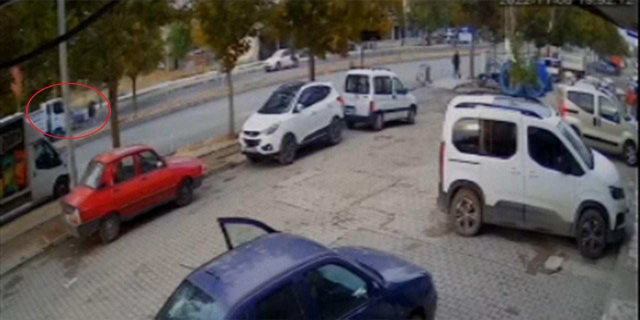 Ters istikametten gelen aracı fark etmeyen adam hayatını kaybetti