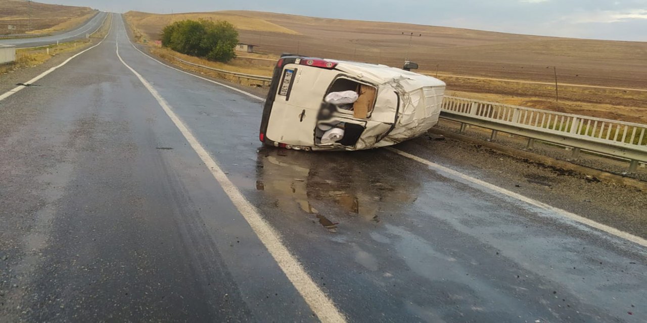 Li Diyarbekir mînîbûsa ku hakimîyeta dîreksîyonê winda kir li barîyeran qelibî