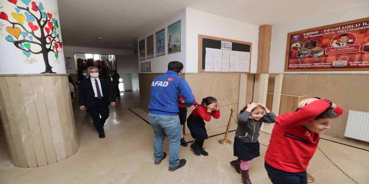 Ülke genelinde yarın "Çök-Kapan-Tutun" tatbikatı gerçekleştirilecek