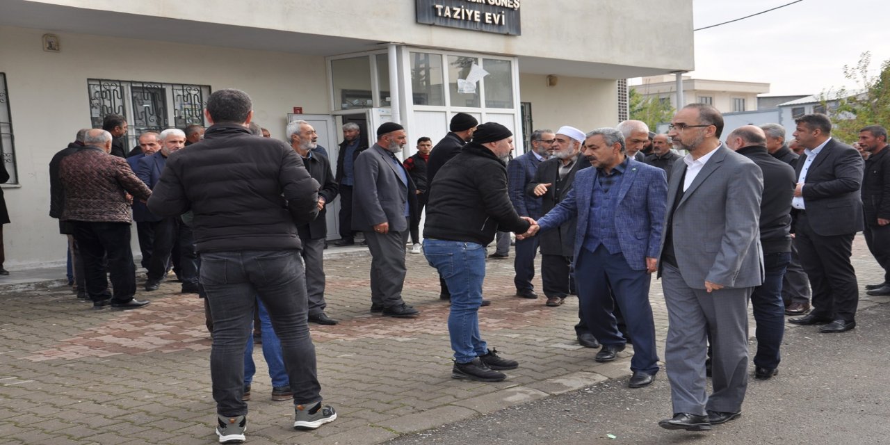 Wekîlê Serokê Giştî yê HUDA PARê Îshak Saglam beşdarî şîna malbata Akinê bûn