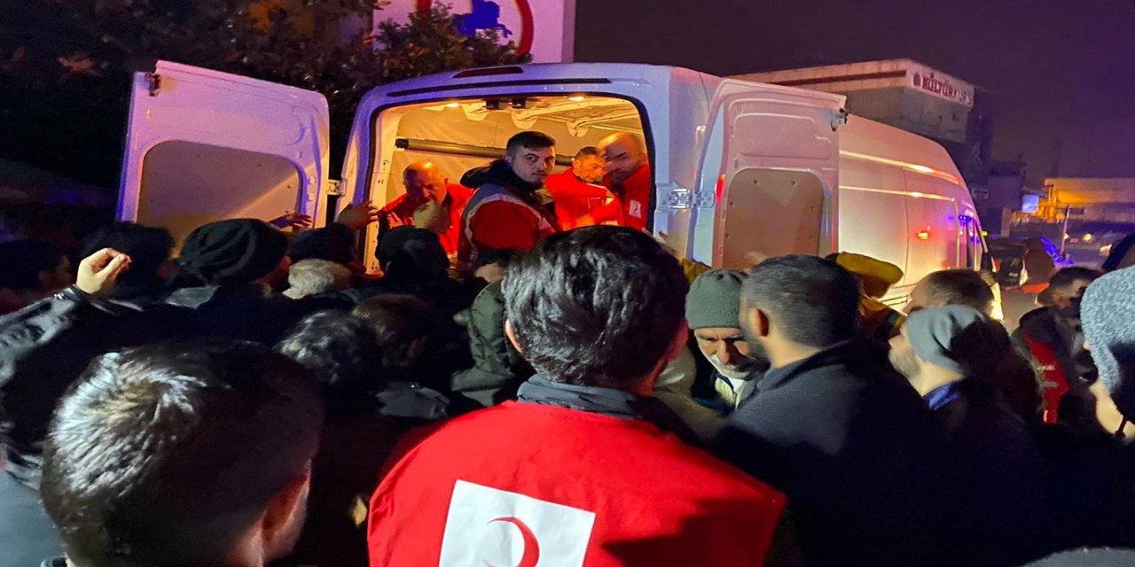 AFAD: Depremde 1'i ağır 35 kişi yaralandı
