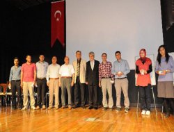 Şiir yarışmasında dereceye girenlere ödülleri verildi