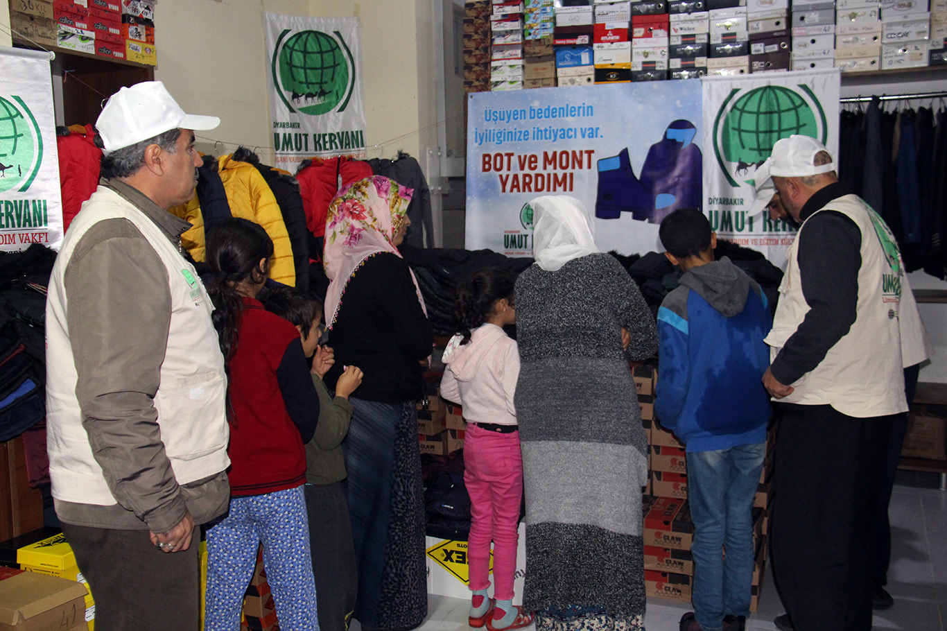 Umut Kervanı Diyarbakır'da yüzlerce çocuğu giyindirdi