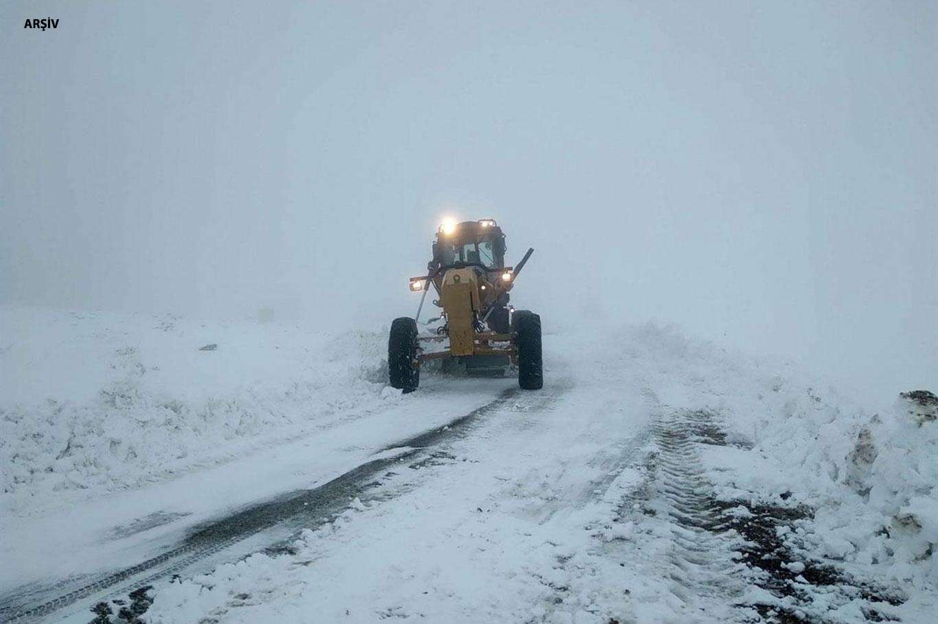 Hakkâri'de kar nedeniyle kapanan yollar ulaşıma açılıyor