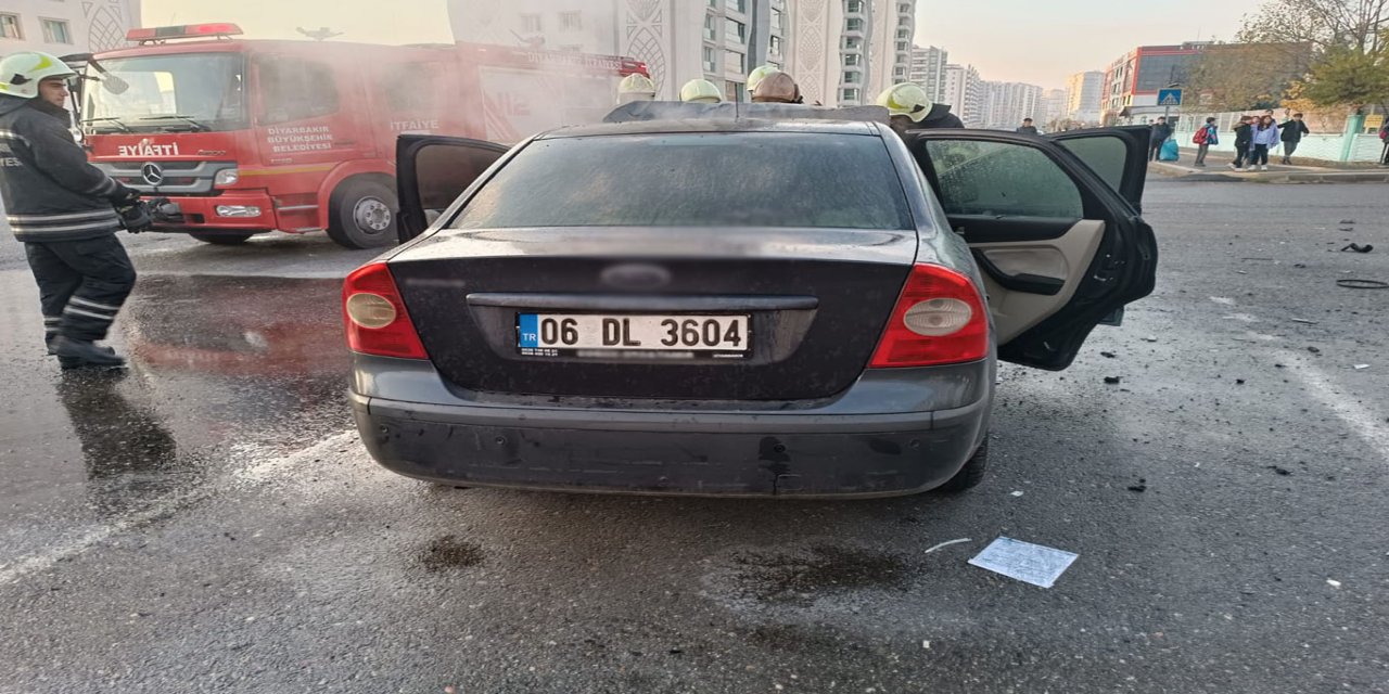 Diyarbakır'da kaza yapan otomobil alev aldı: 2 yaralı