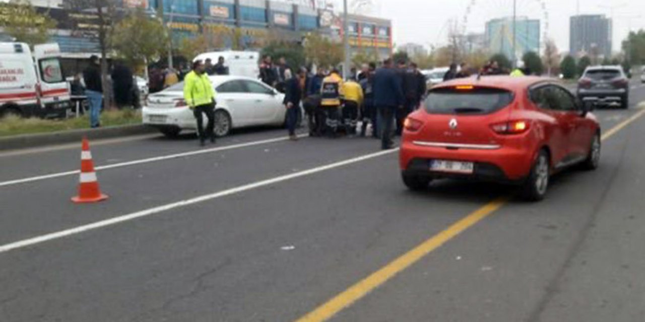 Diyarbakır'da otomobilin çarptığı 2 öğrenci ağır yaralandı