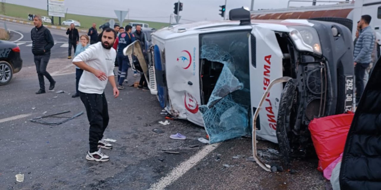 Diyarbakır'da tanker aracı ile ambulans çarpıştı: 6 yaralı