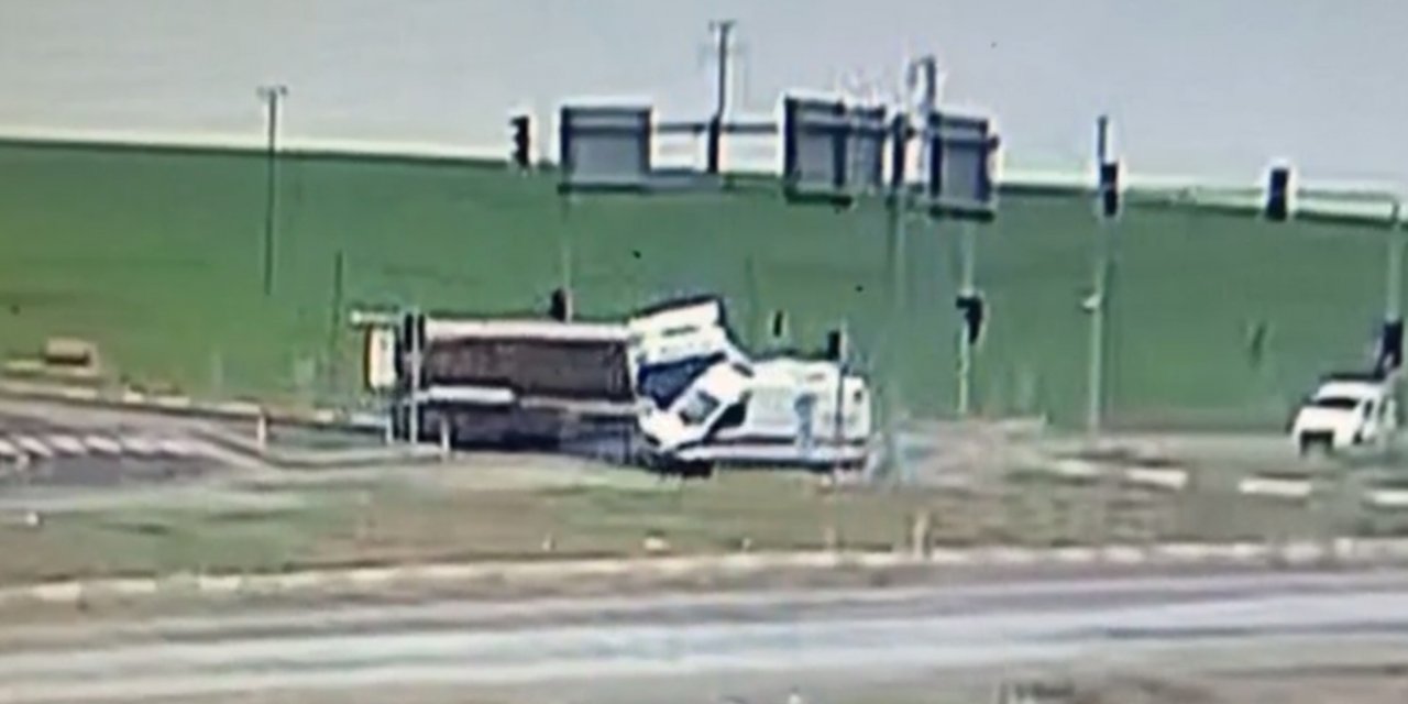 Diyarbakır'da ambulans ile tankerin çarpıştığı kazada yaralanan çocuk hayatını kaybetti