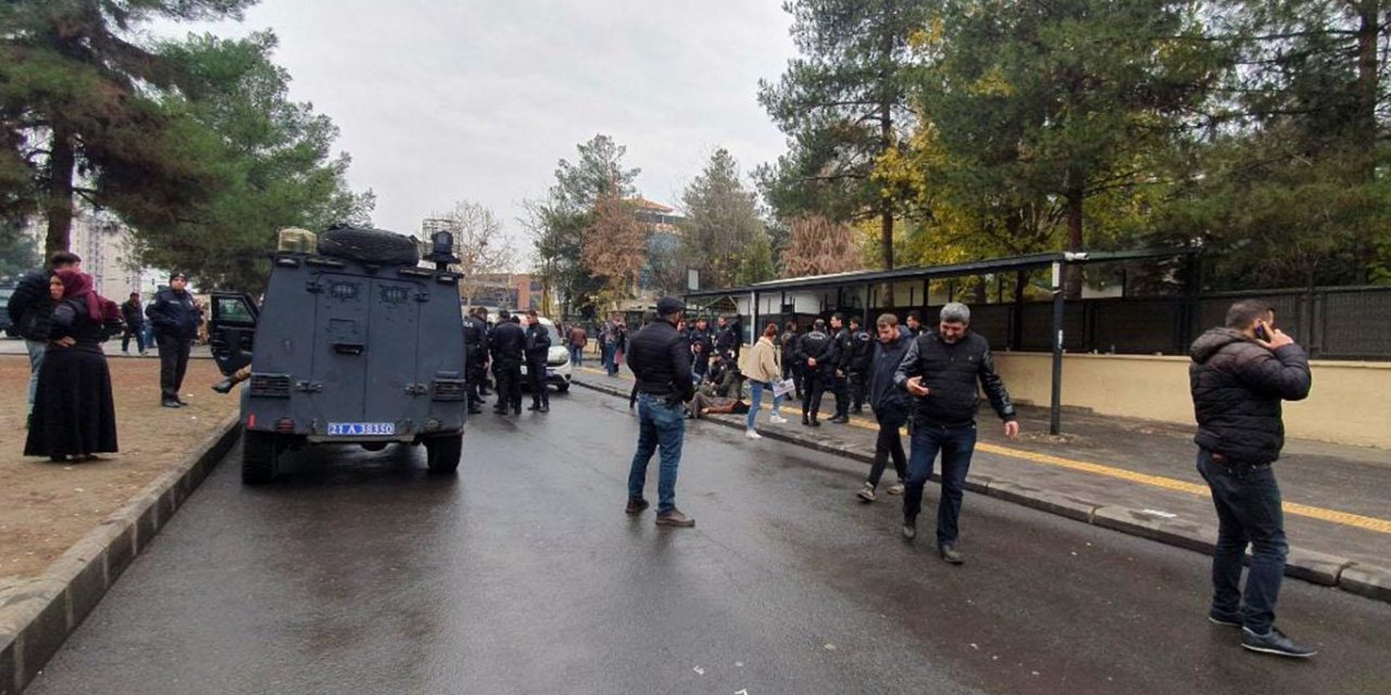 Diyarbakır adliyesi önünde kavga: 4 yaralı