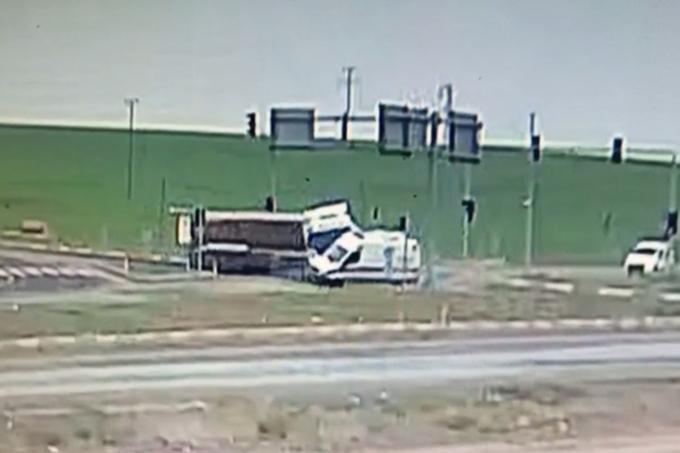 Li Diyarbekirê ambûlans û tanker li hev qelibîn