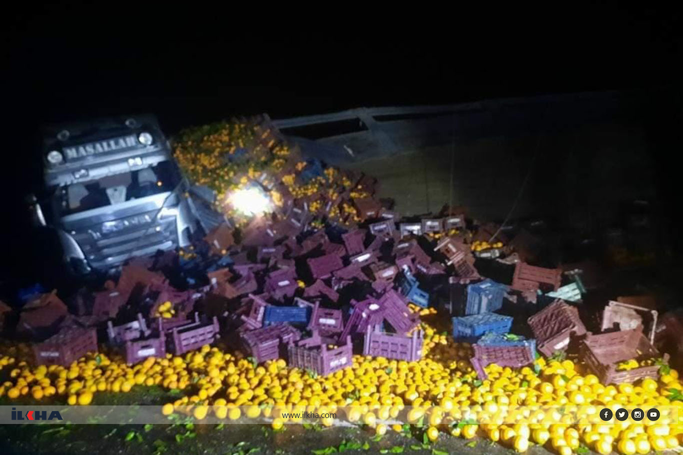 Diyarbakır Silvan'da narenciye yüklü tır devrildi