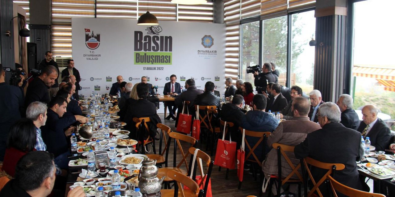 Diyarbakır Valisi Su, basın mensuplarıyla buluştu