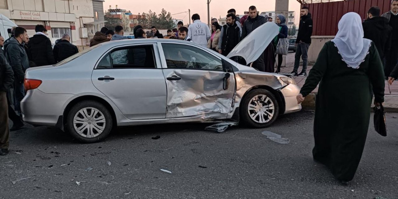 Diyarbakır Toptancılar Sitesi yakınlarda trafik kazası: 2'si çocuk 3 yaralı