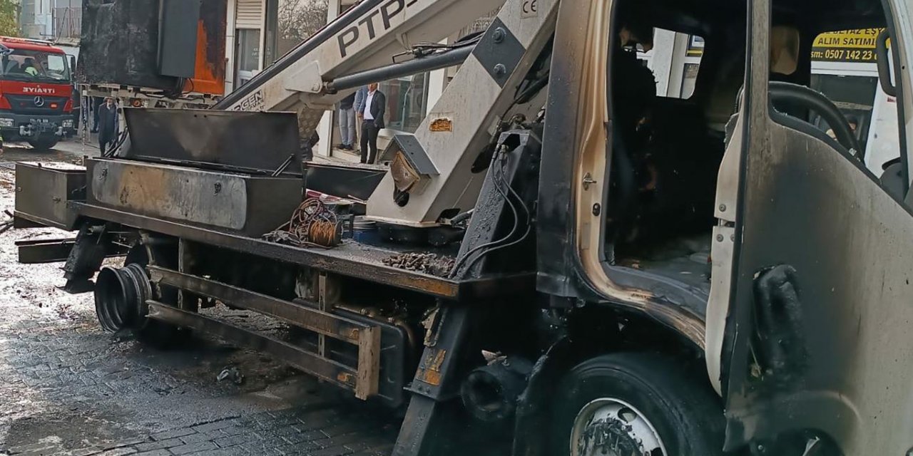 Ergani Aziziye Mahallesinde trafo patladı DEDAŞ'a ait araç kullanılamaz hale geldi