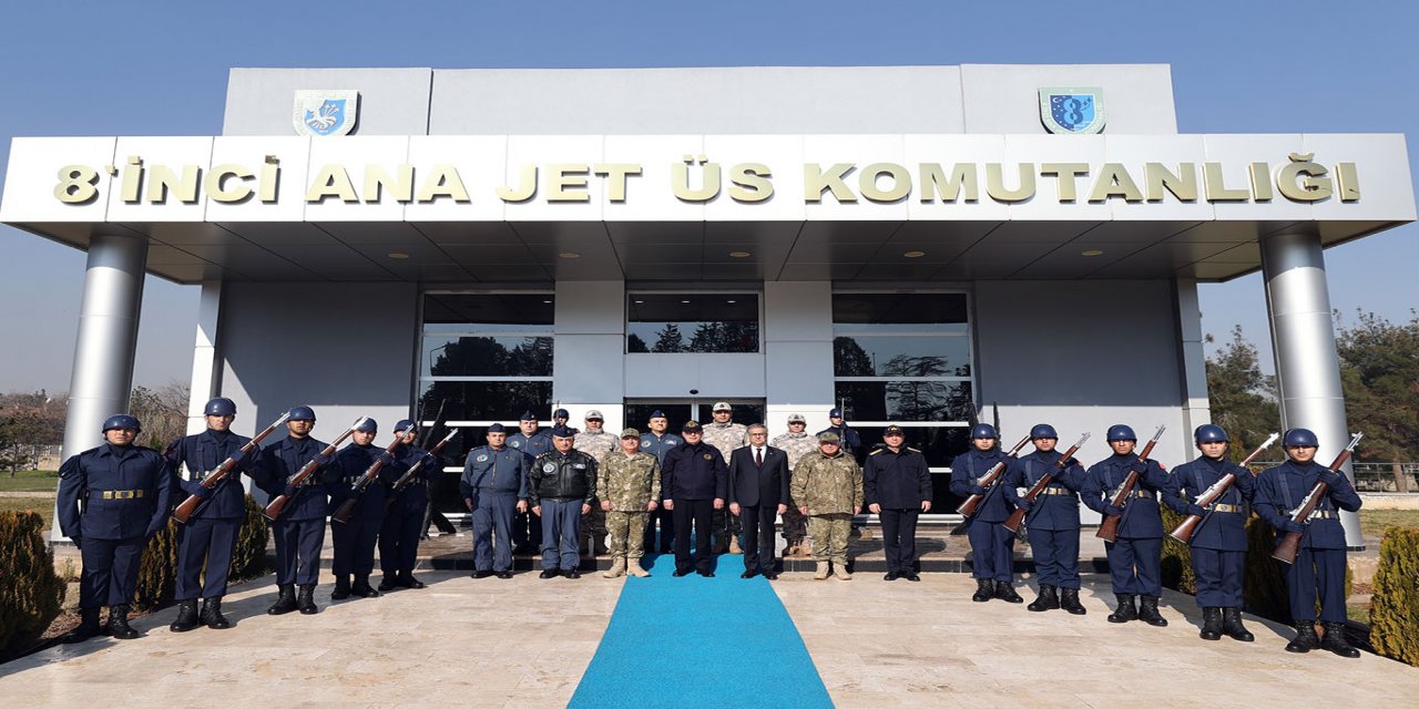 Millî Savunma Bakanı Hulusi  Akar Diyarbakır Ana Jet Üs Komutanlığını ziyaret etti