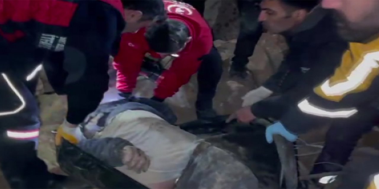 Şofêrê qamyona ku ji zinar gêr bûbû piştî 8 saetan ji wesayîtê hat derxistin