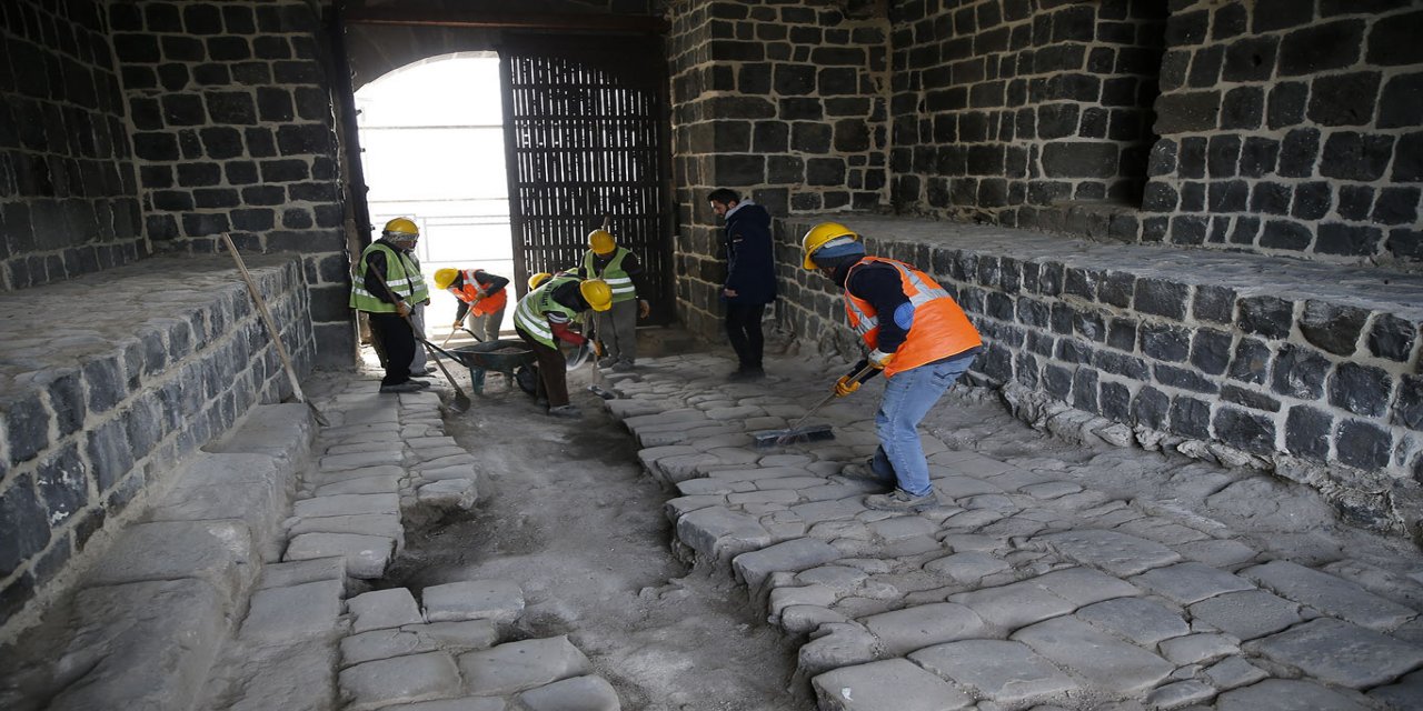 Diyarbakır'da 1700 yıllık taş döşemeleri ortaya çıkarıldı