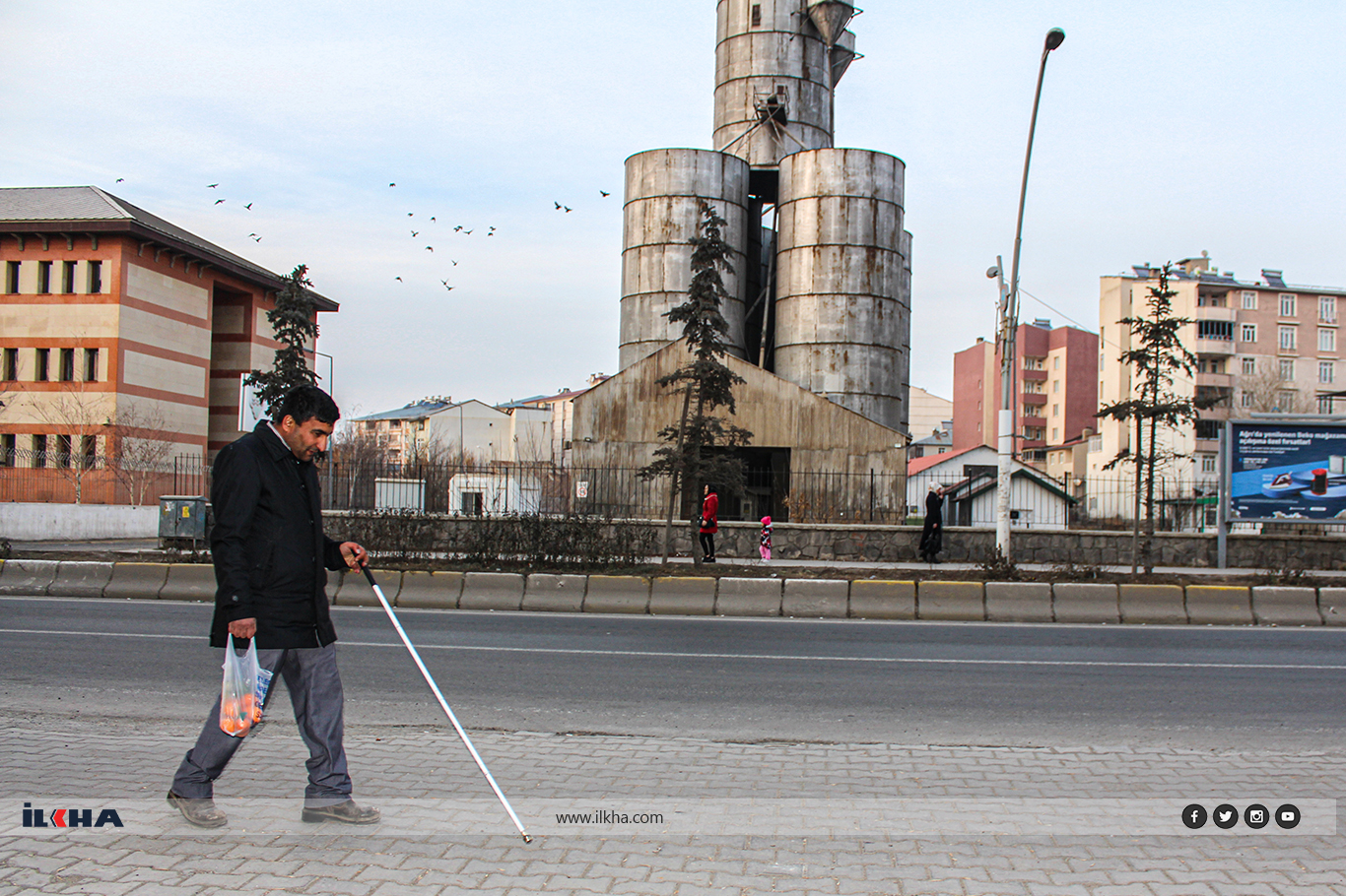 Göremediklerini beyaz bastonu ile tasvir ediyor