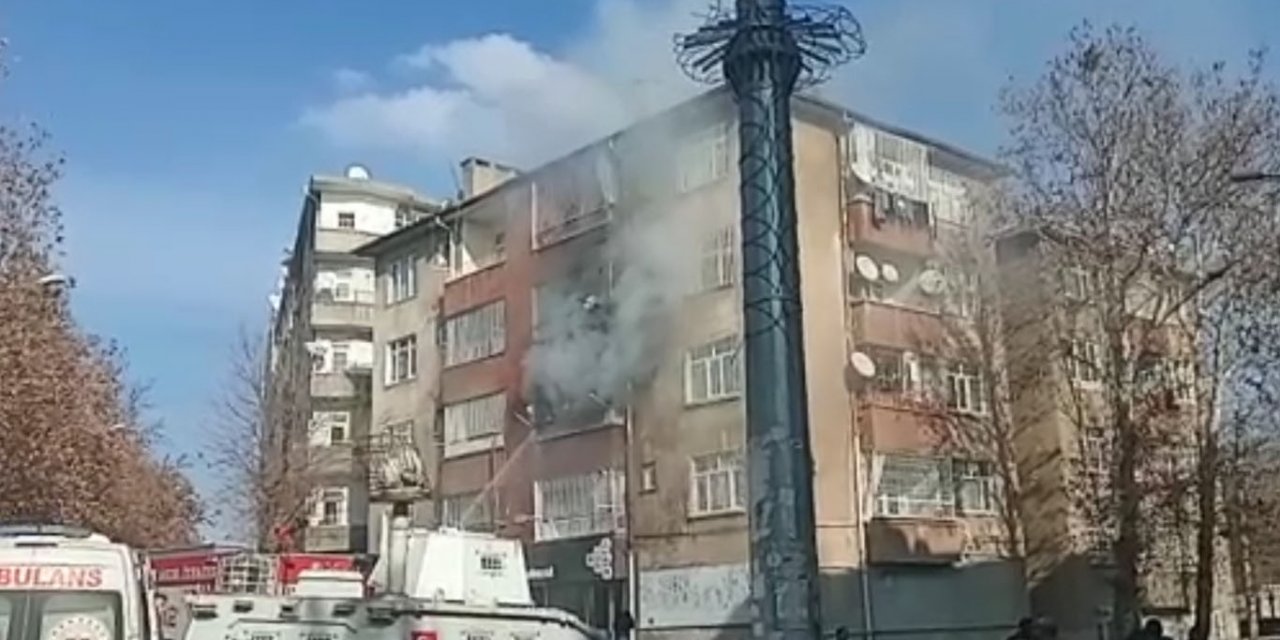 Diyarbakır Şehitlik Mahallesinde elektrik kontağından kaynaklı çıkan yangın maddi hasara neden oldu