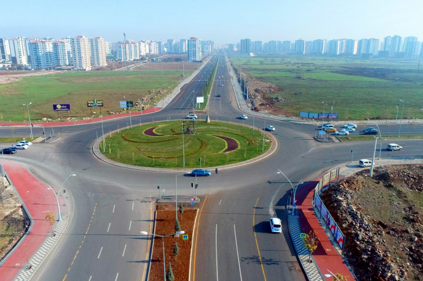 Diyarbakır'da yeni imar alanlarındaki kavşaklarda peyzaj çalışmaları sürüyor