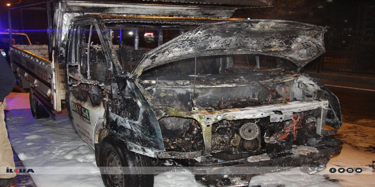 Diyarbakır'da motor aksamından yükselen alev kamyoneti kullanılamaz hale getirdi