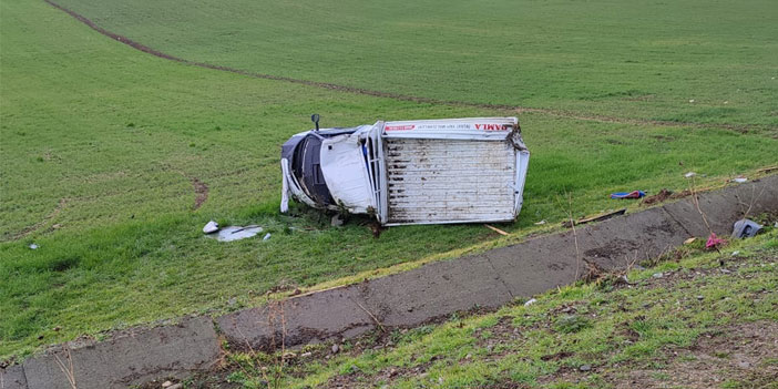 Diyarbakır Silvan yolu Akyol köyü mevkiinde kamyonet şarampole yuvarlandı: 1 yaralı