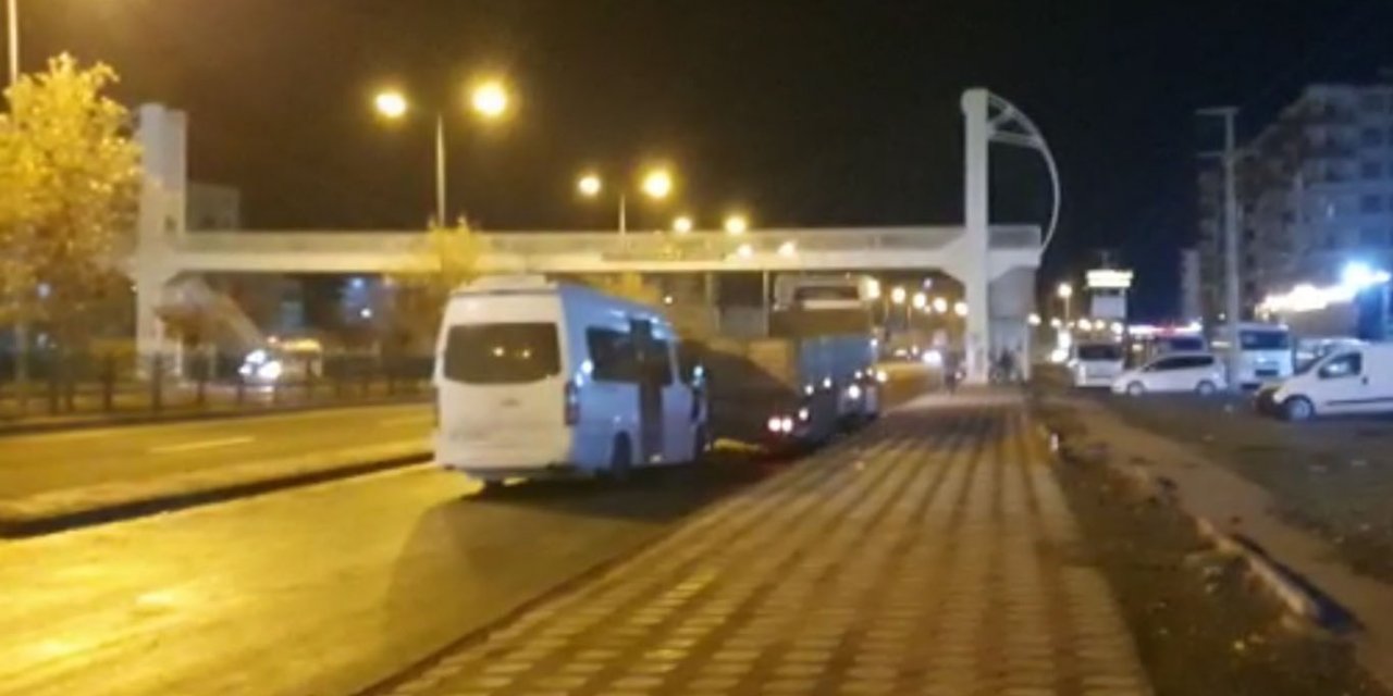 Diyarbakır'da minibüs, park halindeki tıra çarptı: 3 yaralı