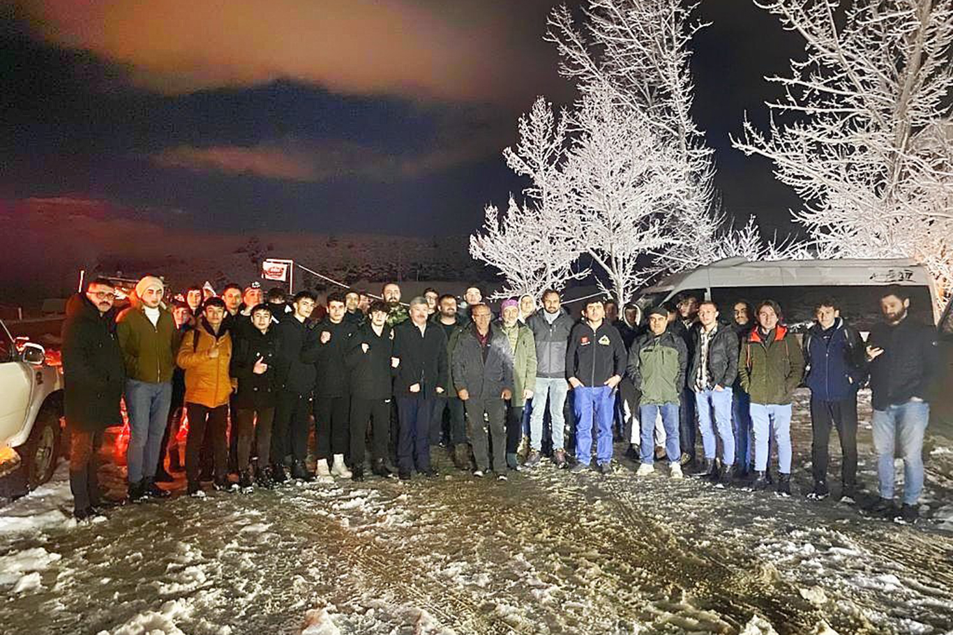 60 xwendekarên ku li ser çiyê mahsûr mabûn hatin xelaskirin